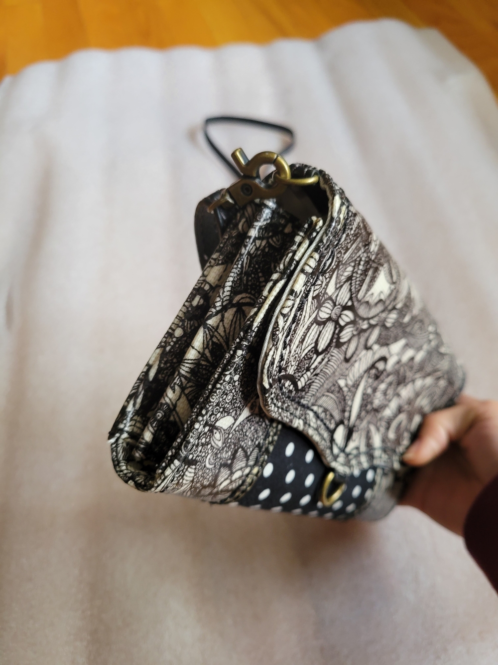 Sakroots Women’s Printed Black/Off White Adjustable Strap Crossbody Wallet/Purse - Picture 8 of 14